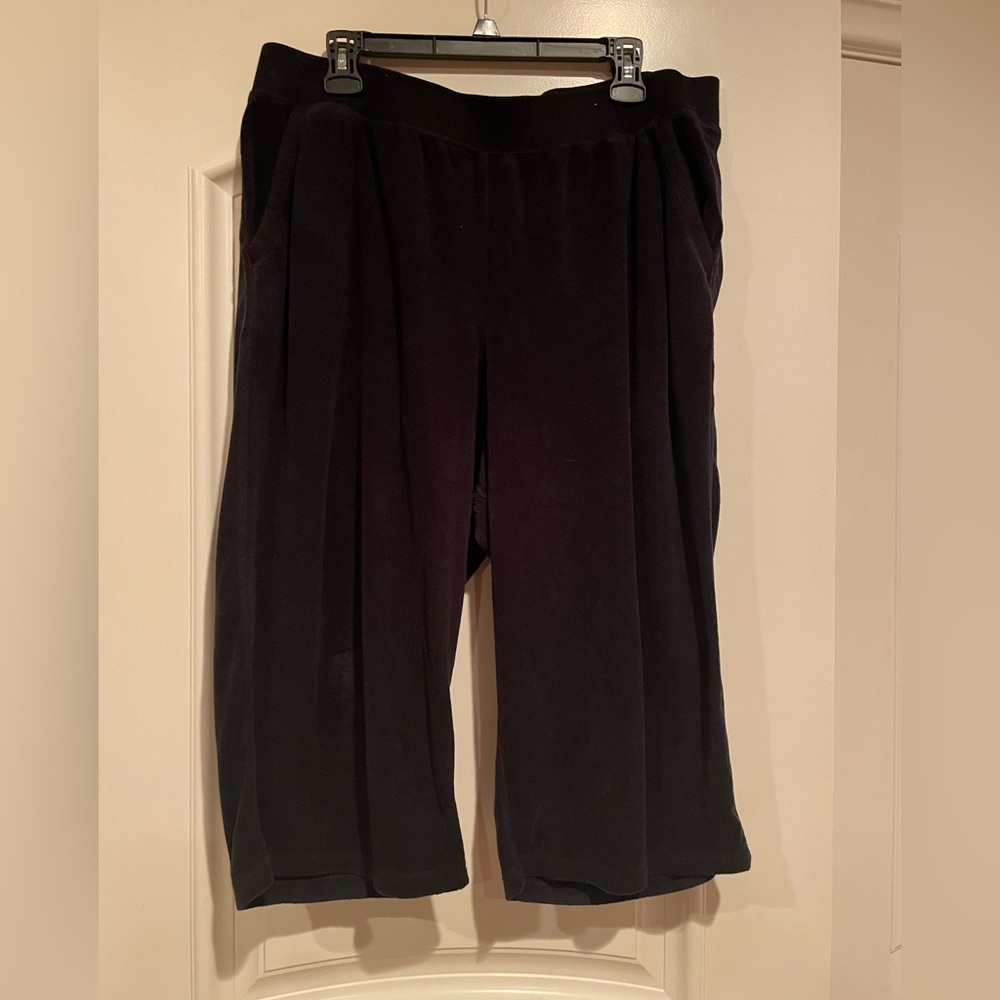 Black terry cloth lounge capris pant